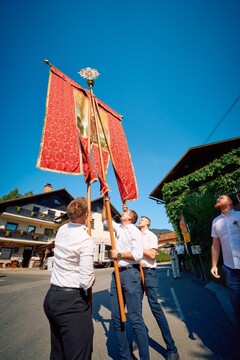 Praporščaki pred začetkom procesije (foto Janez Kotar) (F. Janez Kotar)